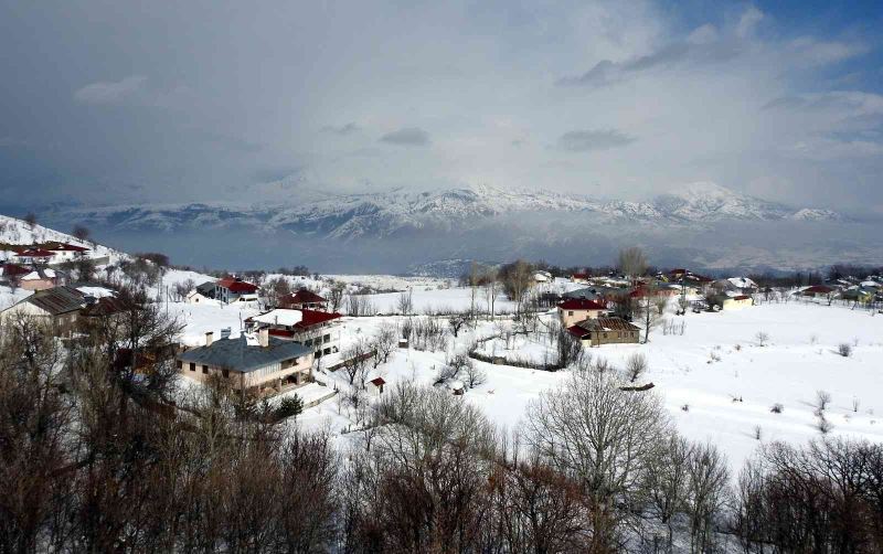 Bayburt’un yüksek kesimlerinde kar yağışı etkili oluyor
