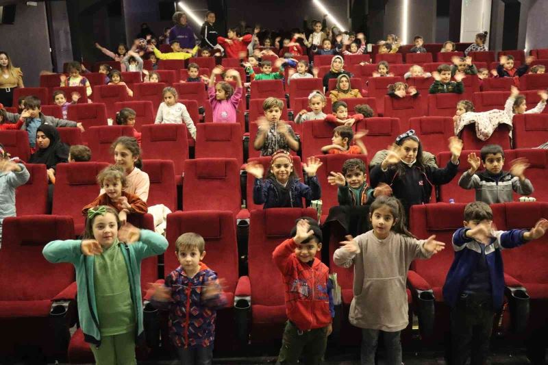 Çocuklar dijital sinemada Doru çizgi filmini izledi
