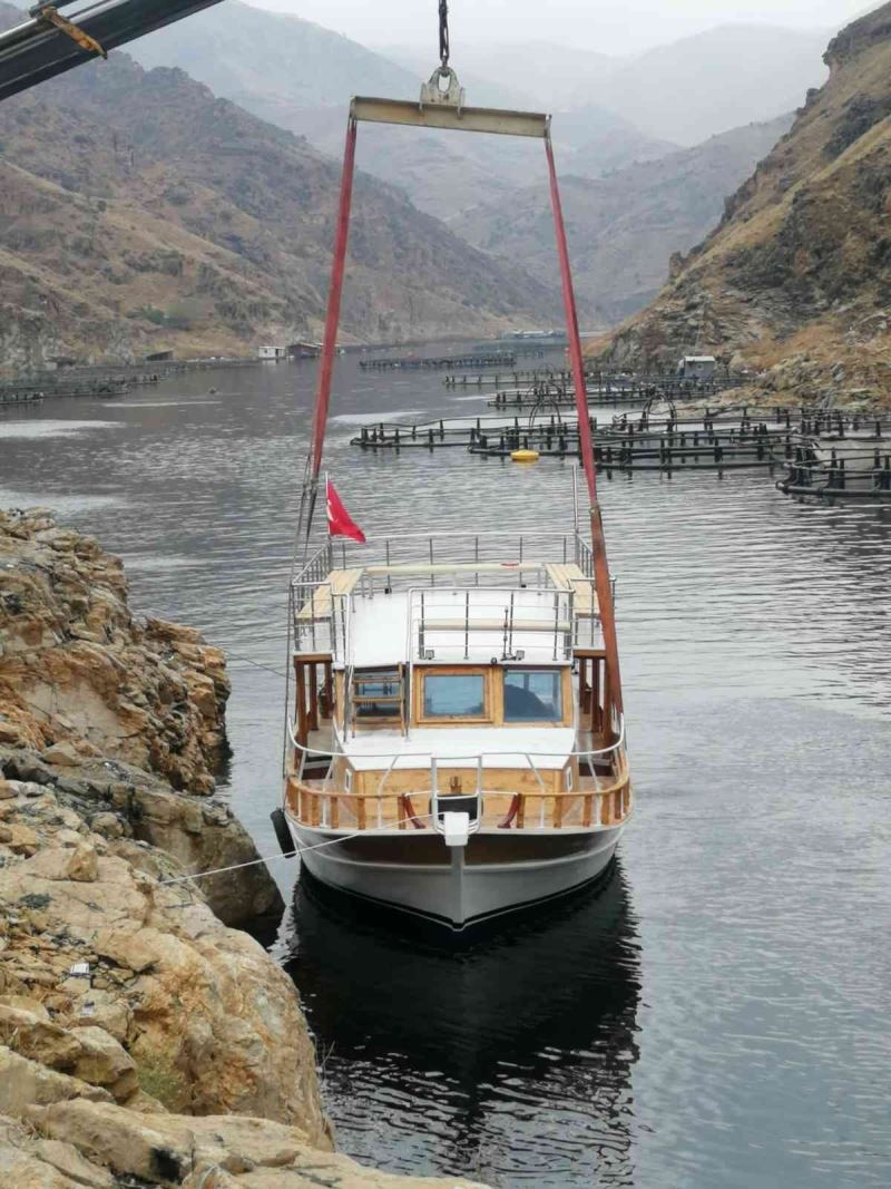 Elazığ’da onarımı tamamlanan gezi teknesi suya indirildi
