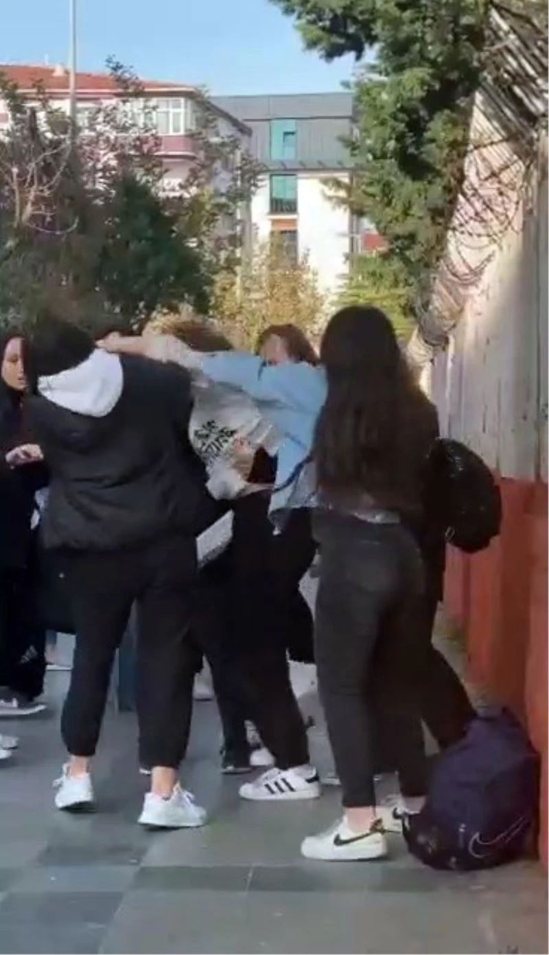 Lise önünde kızların saç saça baş başa kavgası kamerada
