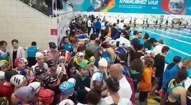 Minik yüzücülerin bölge müsabakaları 15 saat sürdü!
