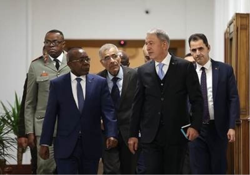 Bakan Akar, Kongo Demokratik Cumhuriyeti Milli Savunma Bakanı Kurhenga ile görüştü
