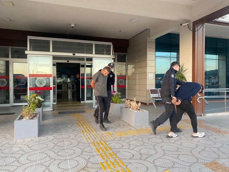 İzmir’de bazı istasyonundan aküleri çalan hırsızlara suçüstü
