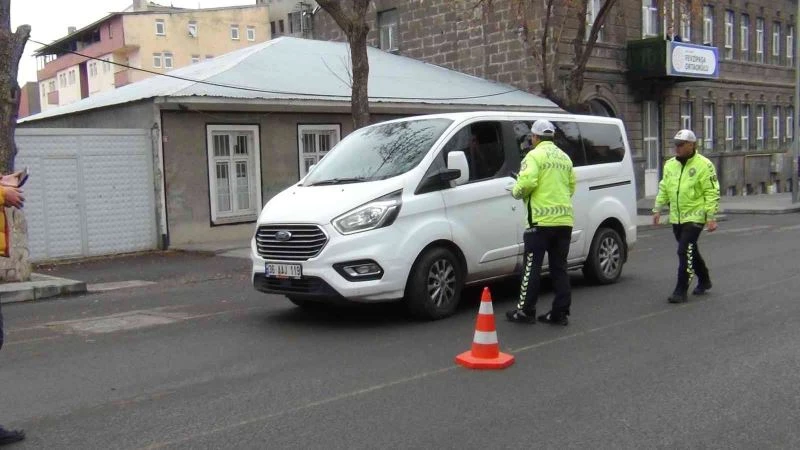 Kars’ta zorunlu kış lastiği uygulaması yapıldı
