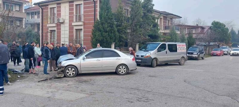 Kazada savrulan otomobil, babaanne ve toruna çarptı: 1 ölü 1 yaralı
