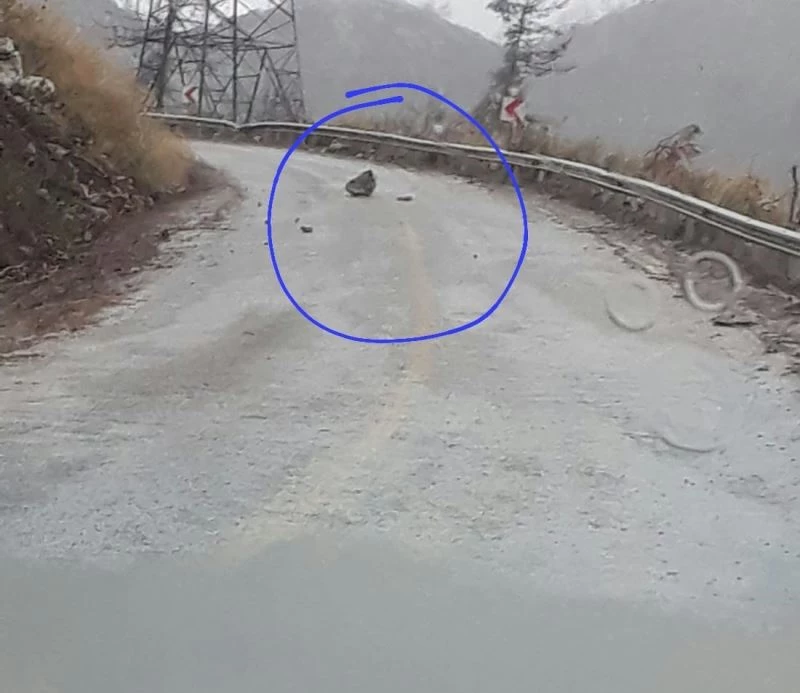 Kayanın altında kalmaktan son anda kurtuldular
