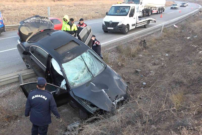 Trafik levhalarına çarpan otomobil 150 metre sürüklendi: 2 yaralı
