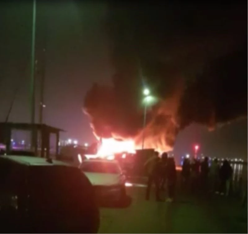 Kocaeli’de yanan tekne ve 2 yat kullanılmaz hale geldi
