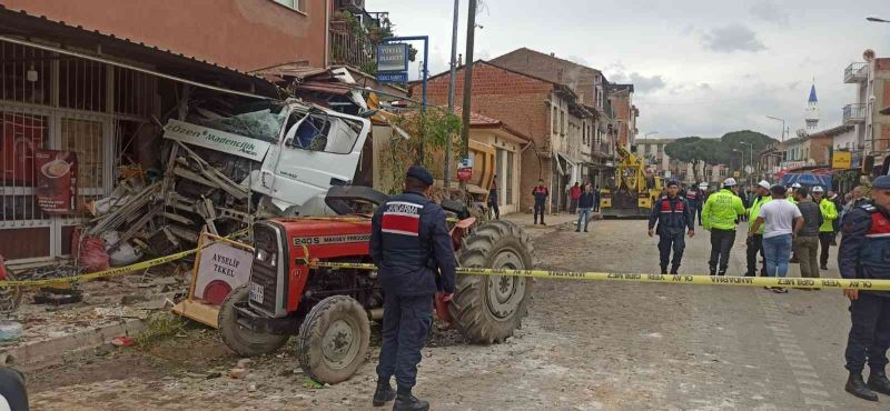 İzmir’de kamyon ortalığı savaş alanına çevirdi: 8 yaralı
