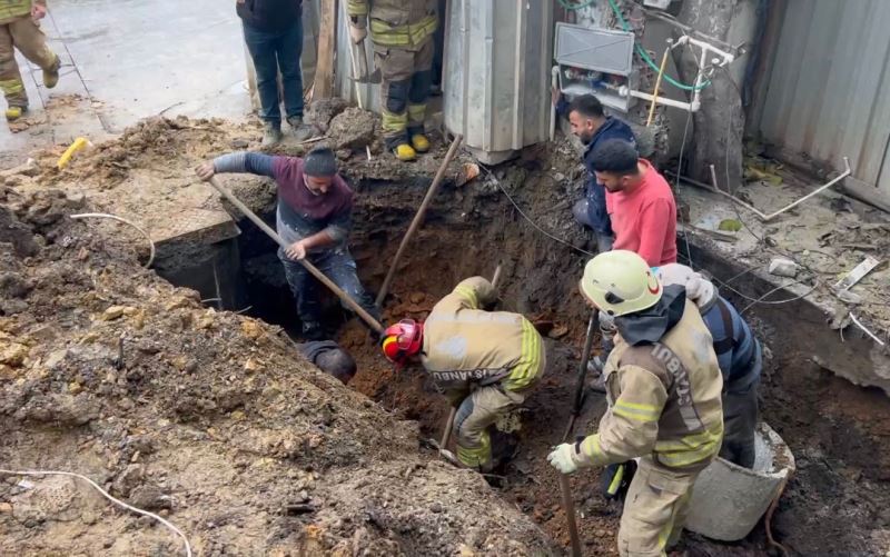 Sultanbeyli’de bir inşaatın temel kazma çalışmaları sırasında 1 kişi göçük altında kaldı. İtfaiye ekiplerinin şahsı kurtarma çalışmaları sürüyor.
