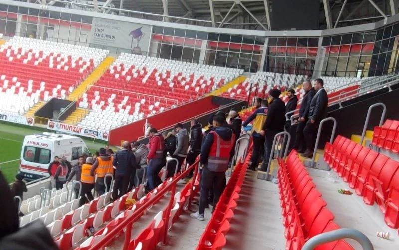 Tribünde kalp krizi geçiren taraftar hayatını kaybetti
