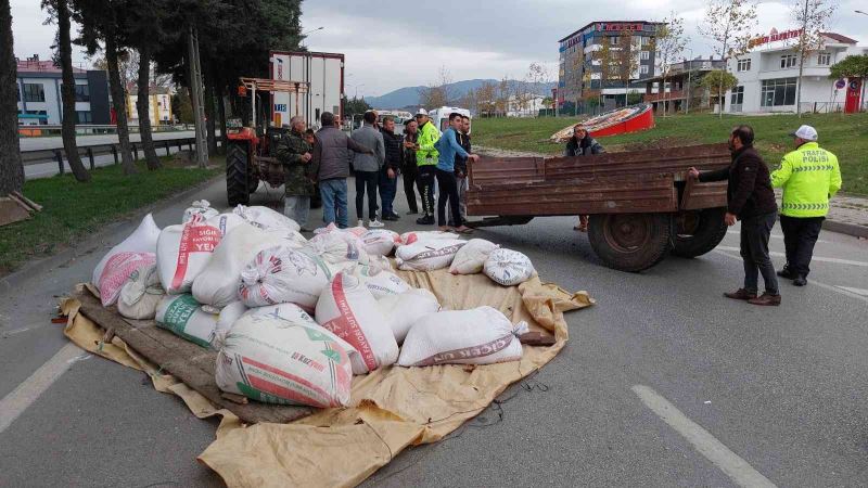 Traktör ile tır çarpıştı, buğday çuvalları yola saçıldı
