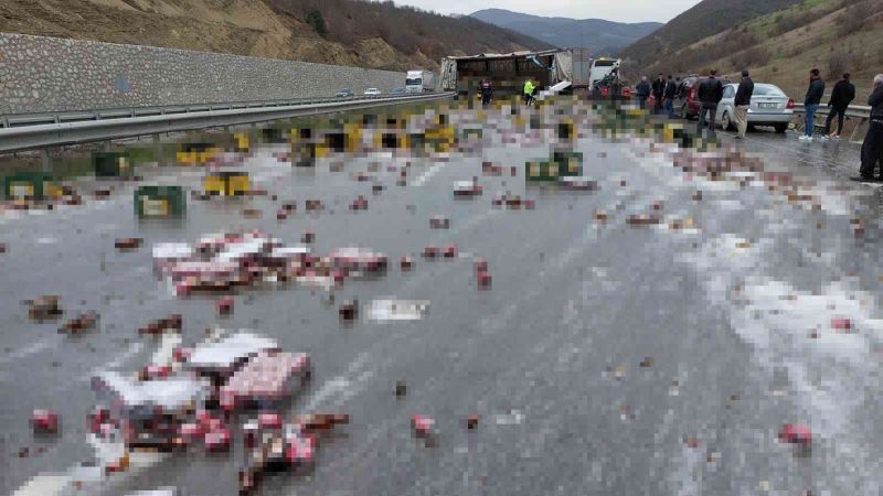 Kazada yola saçılan bira şişeleri karayolunu araç trafiğine kapattı
