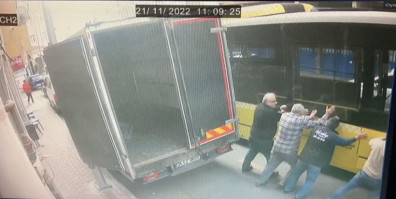 İstanbul’da akıl almaz kaza kamerada: Sıkışan şoförü 10 tonluk otobüsü itip kurtardılar
