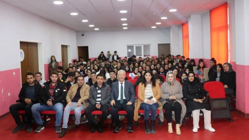 YKS’ye hazırlanan öğrencilere yönelik motivasyon seminerleri başladı
