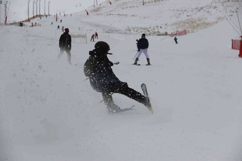 Kayak sezonu başladı, kayakseverler Palandöken’e akın etti

