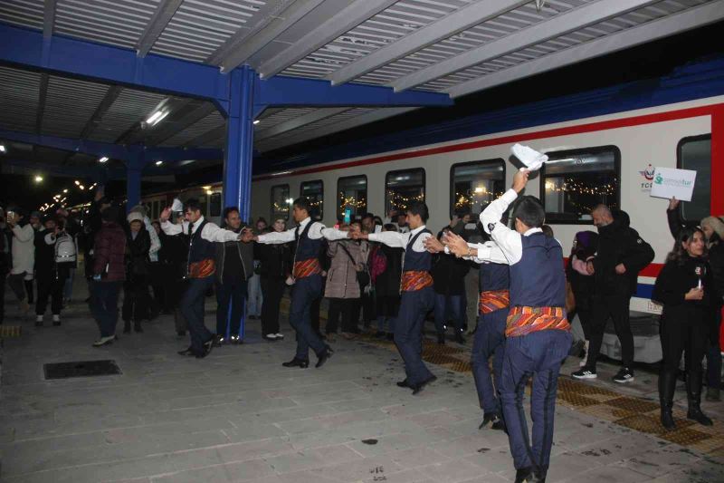 Doğu Ekspresi yolcularını Erzurum bar ekibi karşıladı
