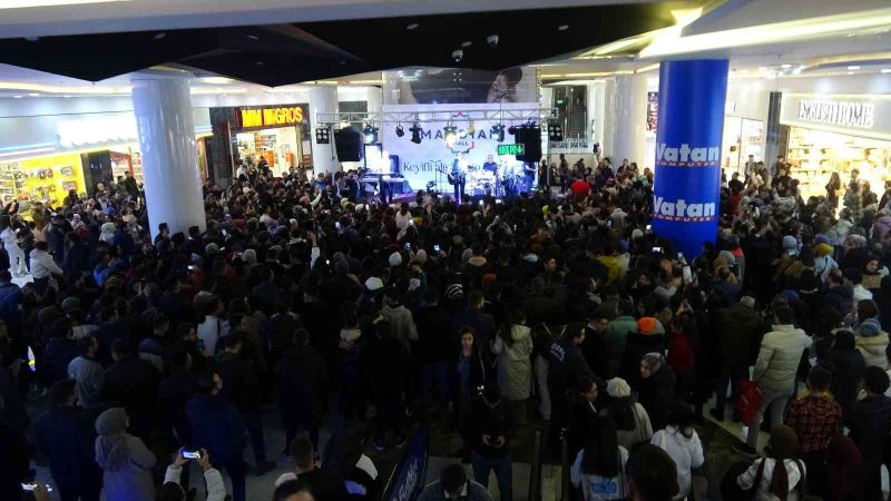 Mardian Mall’da düzenlenen konsere yoğun ilgi
