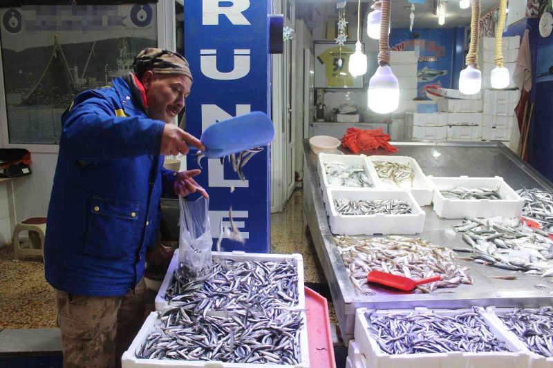 Sinop’ta sert hava koşulları balık tezgâhlarını etkiledi

