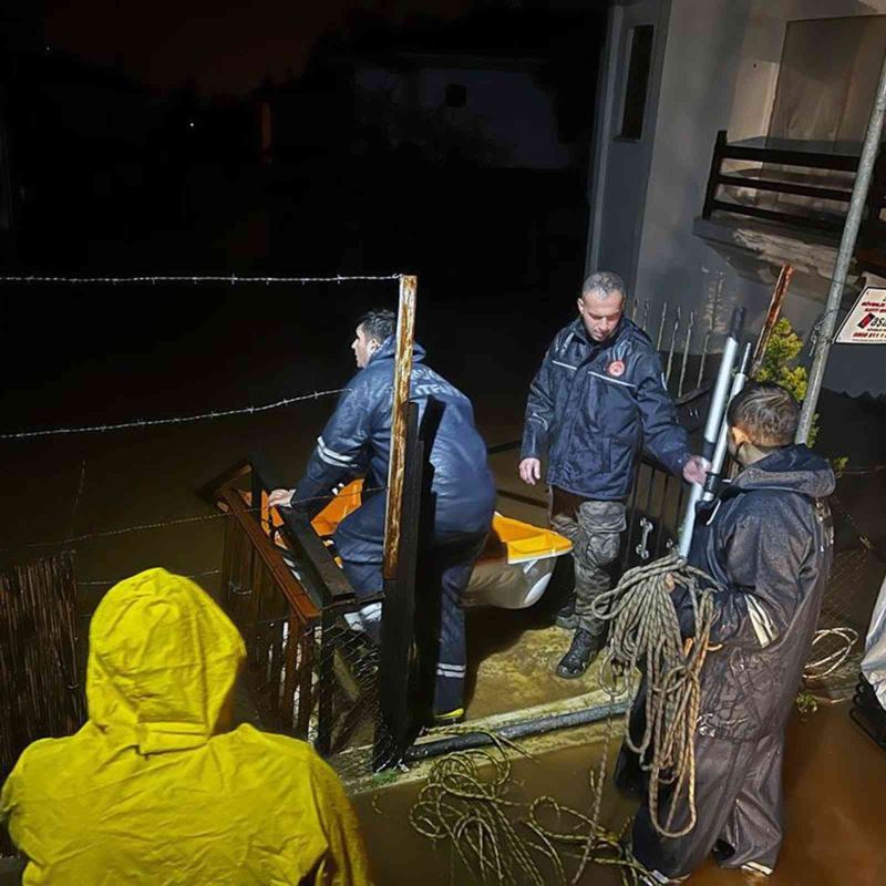 Büyükşehir ekipleri 45 konut ve 40 işyeri su baskınına müdahale etti
