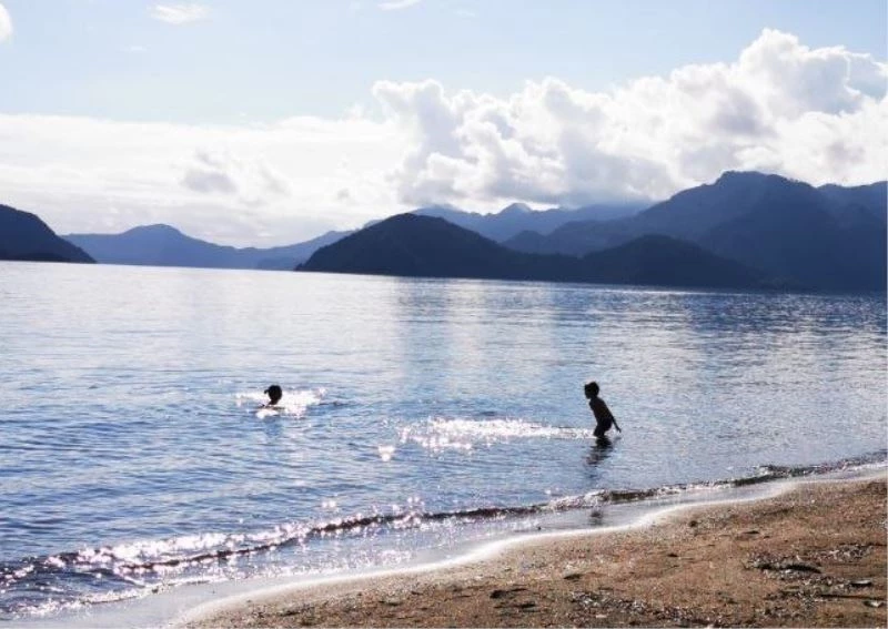 Dün sağanak yağışta ıslandılar, bugün denize girdiler
