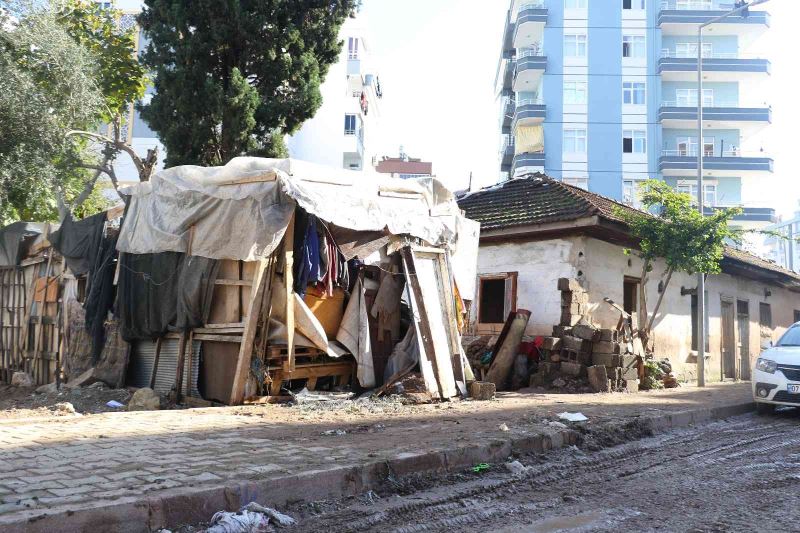 Sel felaketinin geride bıraktığı yastık ve battaniye oldu
