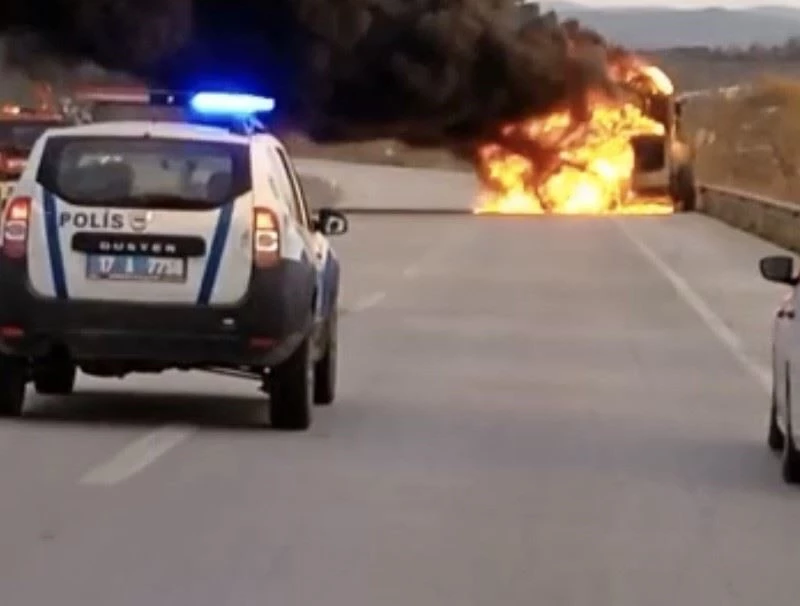 Çanakkale’de seyir halindeki greyder alev alev yandı
