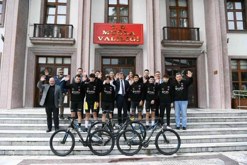 Vali Tavlı bisikletçileri ağırladı
