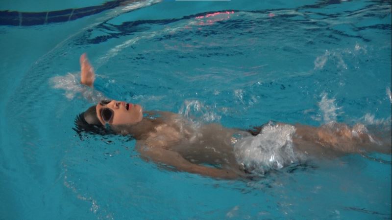 Yüzme bilmeyenlerin arasından keşfedildi, sol eli olmadan Türkiye birincisi oldu
