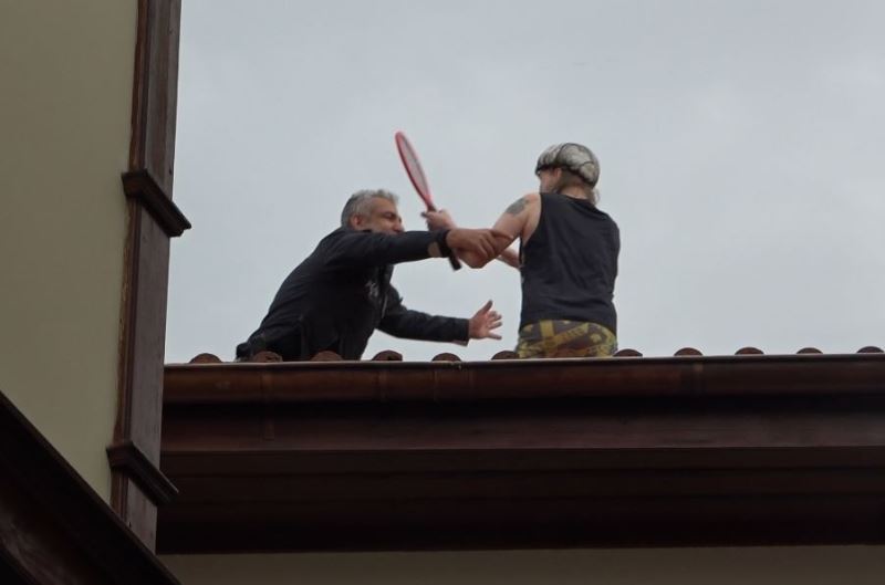 Apart işletmecisinin 2.5 yıldır yüzünü görmediği turist çatıdan çıktı

