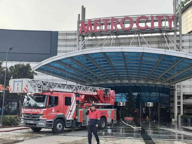 İstanbul’un göbeğindeki alışveriş merkezinde büyük yangın
