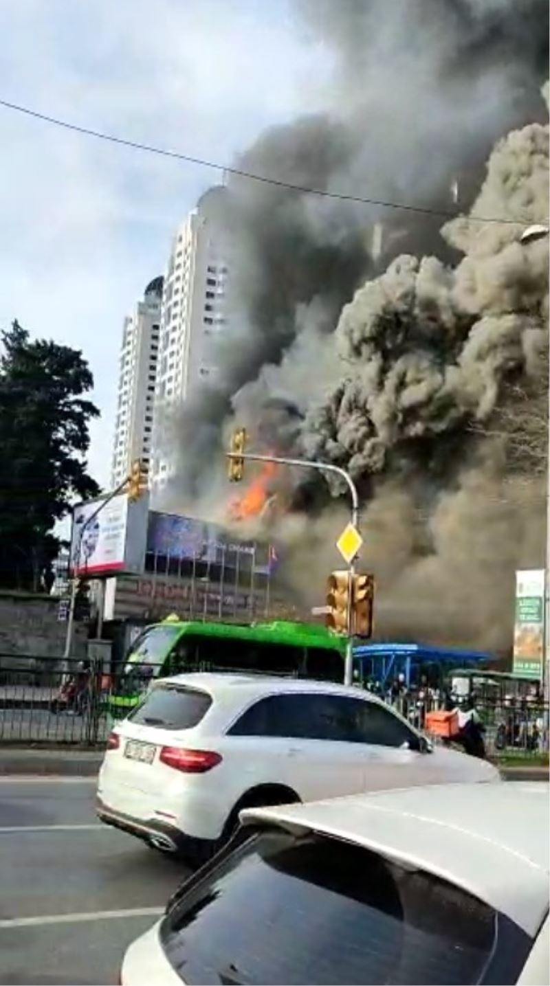 İstanbul’un göbeğindeki alışveriş merkezinde büyük yangın
