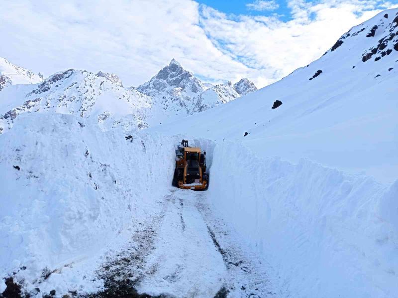 Yüksekova’da 4 metreyi geçen kar tünelleri açılıyor
