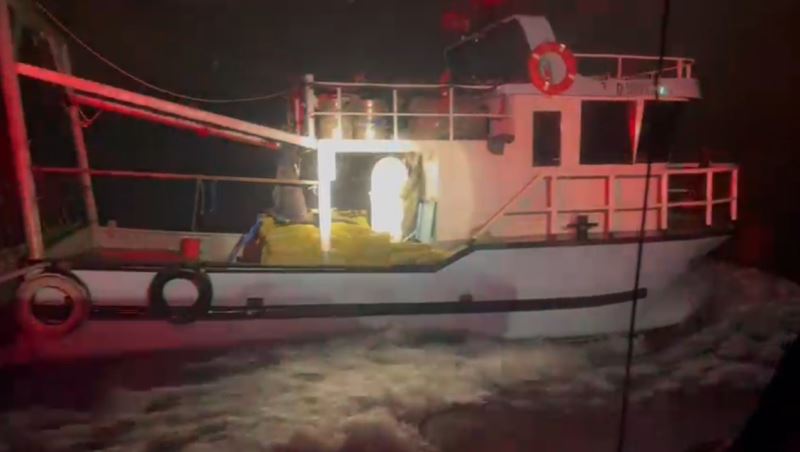 Tekne ışığı kapalı şekilde yasadışı avcılık yapan şahıslar Sahil Güvenlik ekiplerinden kaçamadı

