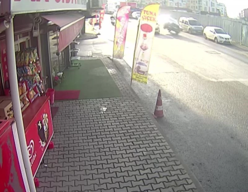 Ümraniye’de solladığı araçla çarpışan cipin takla attığı kaza kamerada
