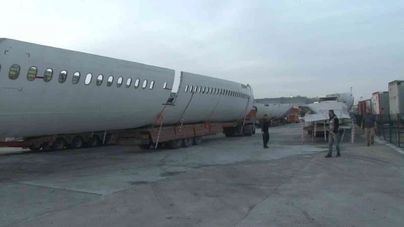 Hadımköy’de bekleyen hurda uçaklar TEM Otoyolu ile limana taşındı
