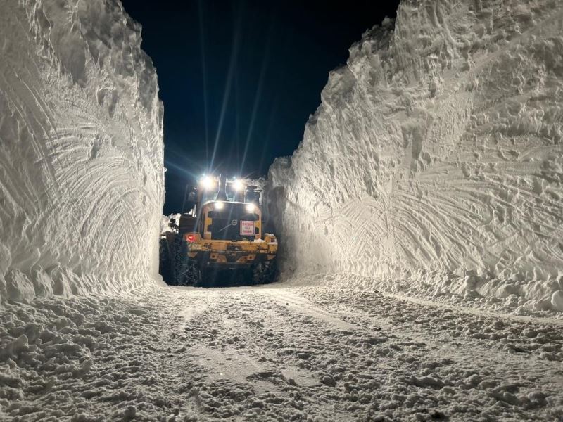 Yüksekova’da 6 metreyi geçen kar tünelleri şaşırtıyor
