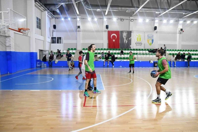 Gençlik basketbol turnuvasında heyecan dolu maçlar