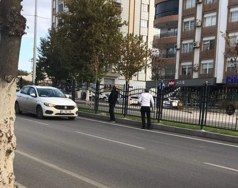 Demir korkulukları aşıp canlarını hiçe sayıyorlar
