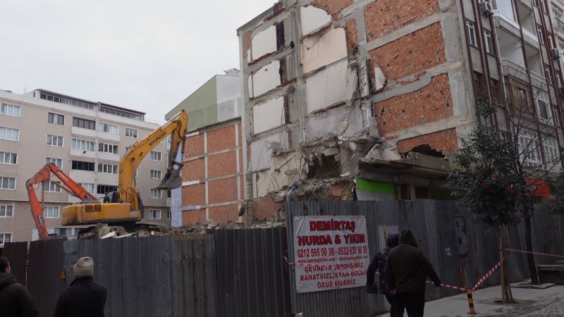 Silivri’de bir bina kentsel dönüşüm nedeniyle yıkılırken yan bina zarar gördü
