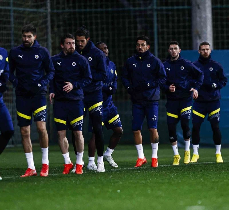 Fenerbahçe, İstanbulspor maçı öncesi kampa girdi