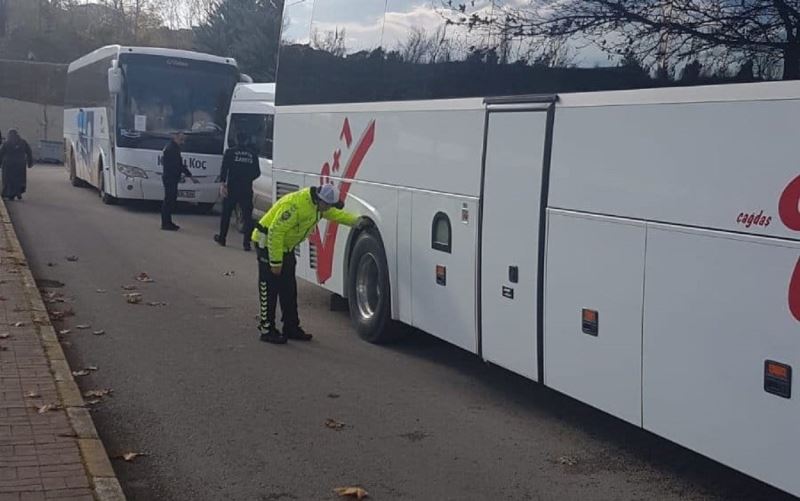 Otobüs terminalinde kış lastiği denetimi
