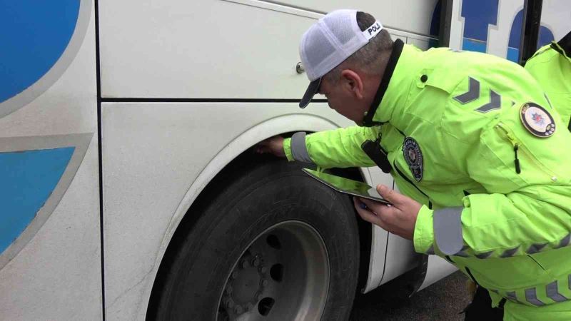 Şehirlerarası otobüs terminalinde kış lastiği denetimi
