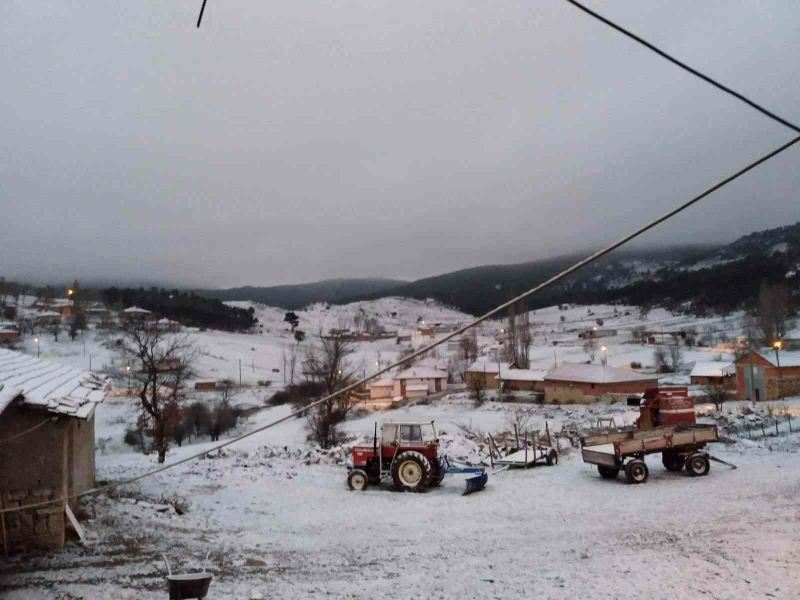 Seyitgazi’ye mevsimin ilk karı yağdı
