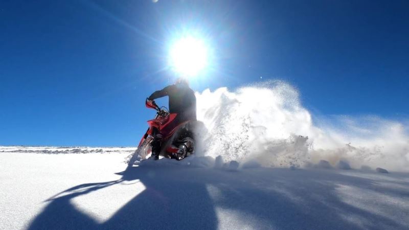 Motosiklet tutkunları karla kaplanan 3 bin rakımda ki Esence’de adrenaline doydu
