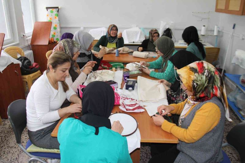 Elazığ’da kadınlar, Halk Eğitim Merkezi’ndeki kurslarda hem sosyalleşiyor hem de öğreniyor
