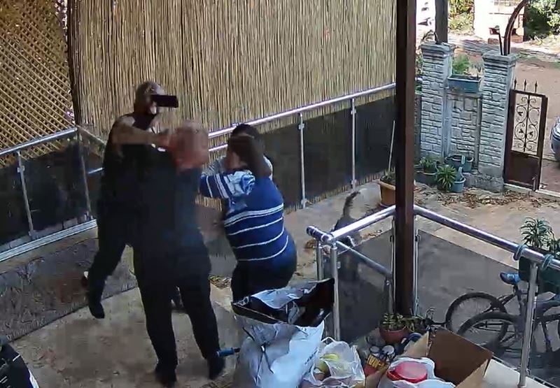 Antalya’da ev sahibi ile kiracının kavgası güvenlik kamerasına yansıdı
