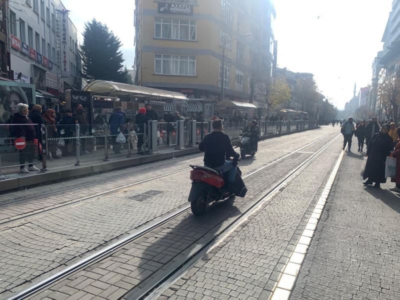  İki Eylül Caddesi’nde yasağı umursayan yok
