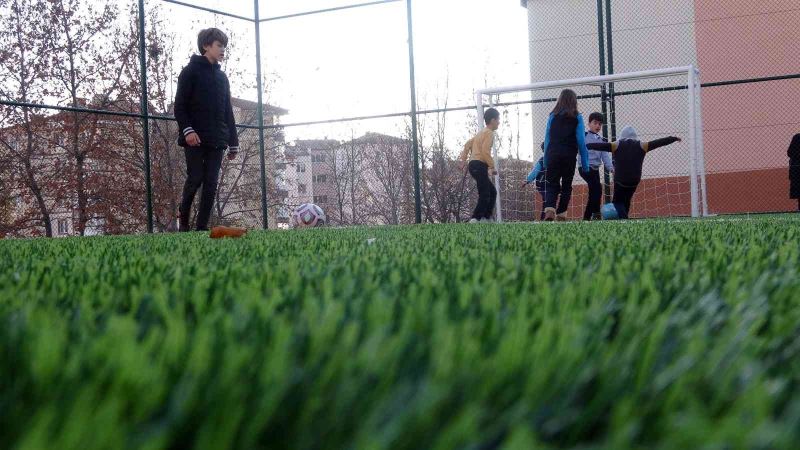 Yozgat’ta öğrencilerin sporla iç içe olması için semt sahaları yapılıyor
