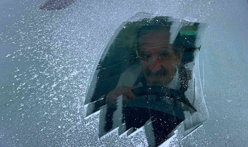 Erzincan’da araç camları buz tuttu
